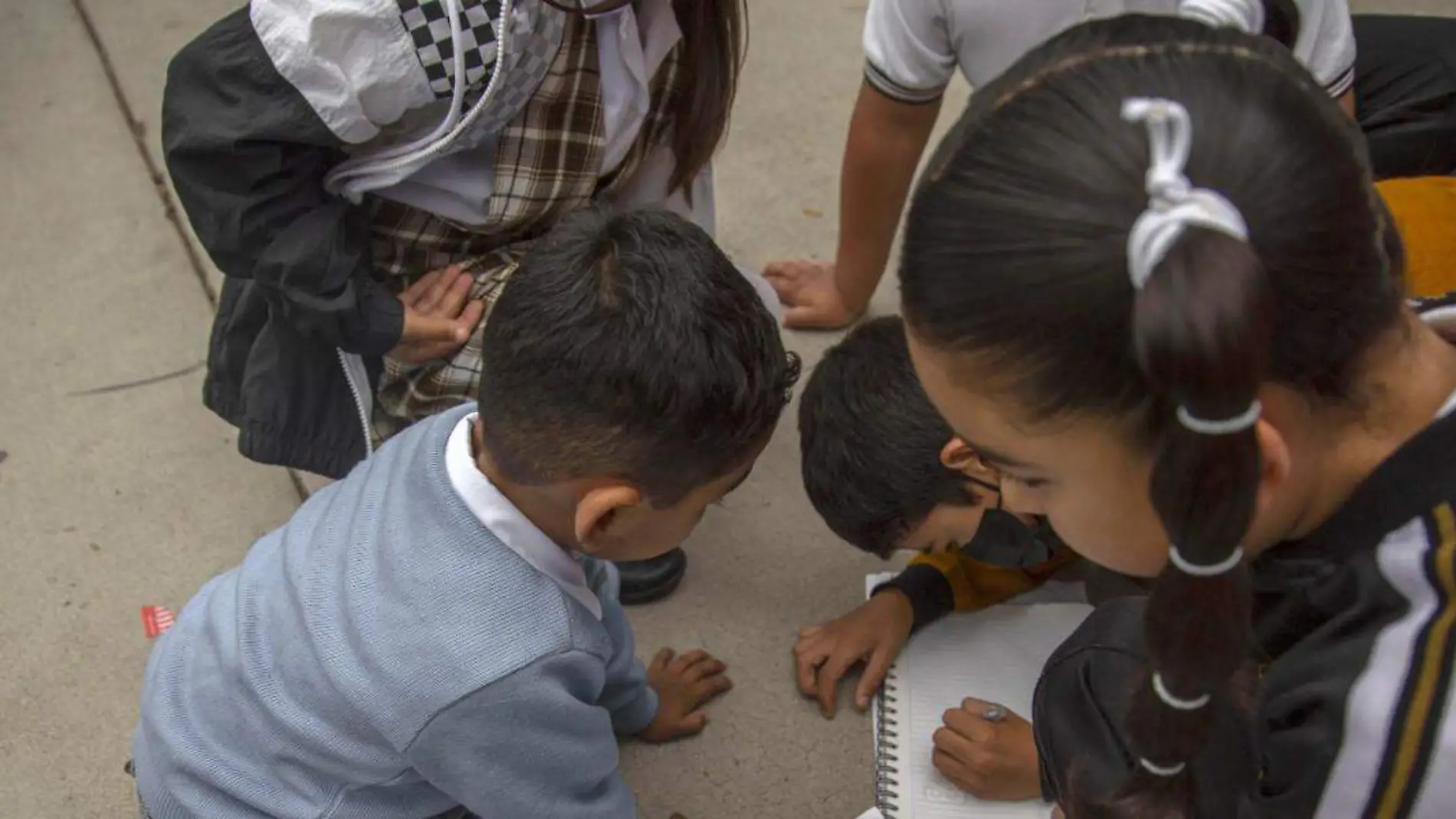 Niña y niños en escuela